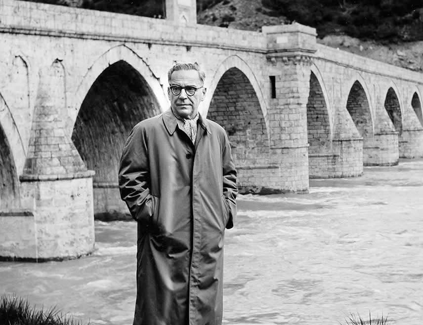 Ivo Andrić pred mostom Mehmed-paše Sokolovića u Višegradu